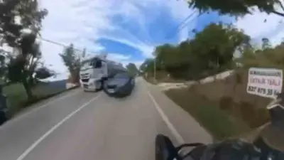 Bursa’da sollama yapılmasının yasak olduğu yolda tırı sollamaya çalışan otomobil,