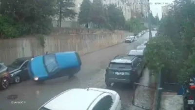 Bursa’da seyir halindeyken sürücüsünün direksiyon hakimiyetini kaybettiği otomobil, park halindeki
