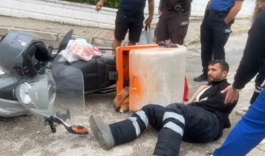 Bursa’da ani fren yapan motosikletli kurye kayganlaşan yolda savrularak yaralandı.