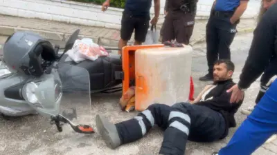 Bursa’da ani fren yapan motosikletli kurye kayganlaşan yolda savrularak yaralandı.