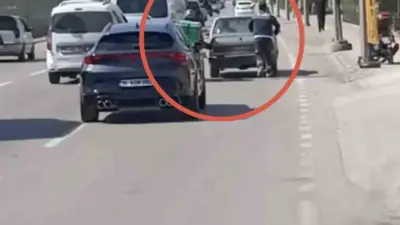 Bursa’da seyir halindeyken arızalanan otomobilin yardımına çevredeki vatandaşlar ve bir