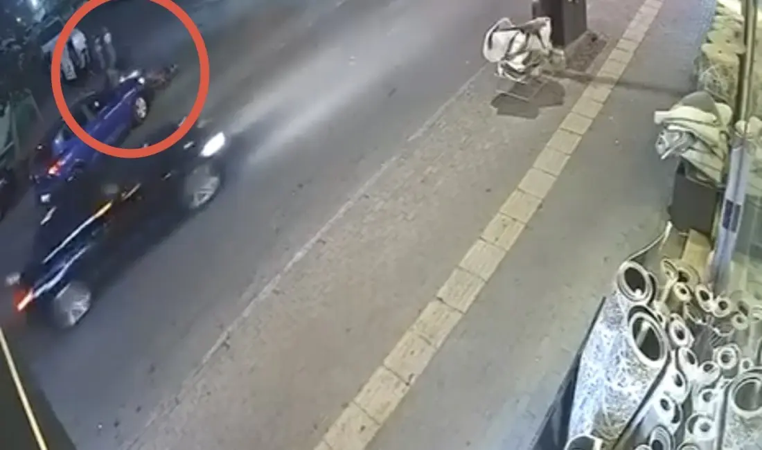Bursa’da otomobil ile çarpışan motokuryenin yaralandığı kaza anı güvenlik kamerasına