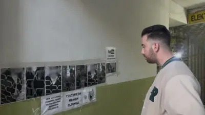 Bursa’nın Osmangazi ilçesinde bir pasajın kepenkleri önünü gece saatlerinde tuvalet