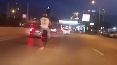 Bursa’nın merkez Osmangazi ilçesinde plakasız motosiklet sürücüsü, trafikte seyir halindeyken