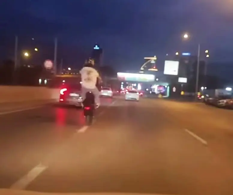 Bursa’nın merkez Osmangazi ilçesinde plakasız motosiklet sürücüsü, trafikte seyir halindeyken