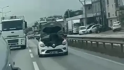 Bursa’da bir tamircinin, seyir halindeki otomobilin kaputunu açarak araç üzerinde
