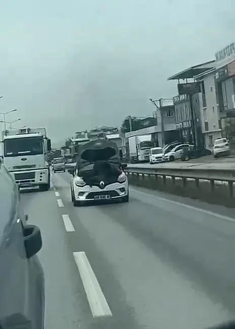 Bursa’da bir tamircinin, seyir halindeki otomobilin kaputunu açarak araç üzerinde