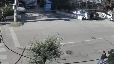 Bursa’da dar sokaktan dönüş yapmak isteyen tır, manevra sırasında yol