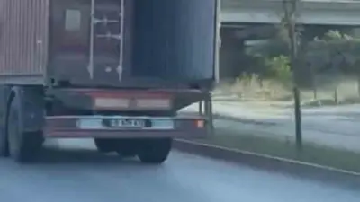 Bursa’da tırın açık unutulan dorse kapağı tehlike saçtı. O anlar