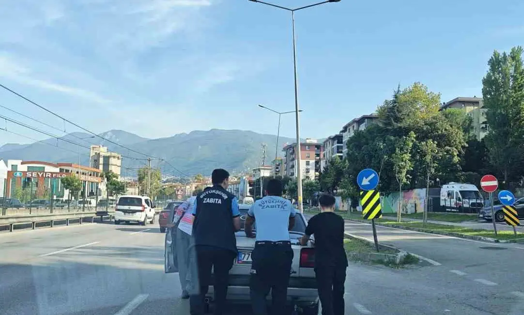Bursa’da yakıtı bittiği için yolda kalan sürücünün yardımına zabıta ekipleri