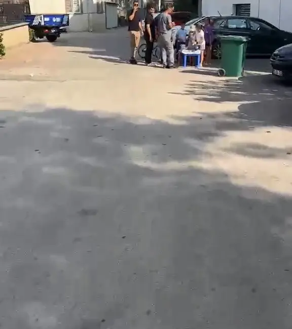 Bursa’da kendi imkanlarıyla evde hazırladıkları limonataları satarak harçlıklarını çıkarmaya çalışan