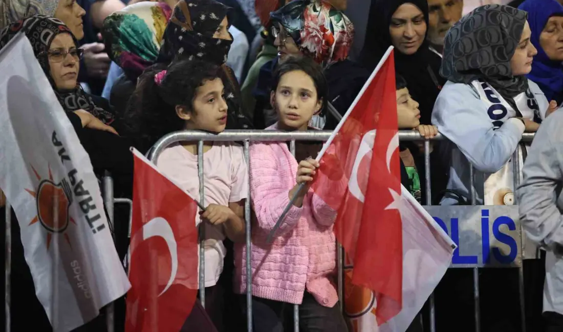 Cumhurbaşkanı Recep Tayyip Erdoğan, memleketi Rize’nin Güneysu ilçesinde kendisini karşılayan