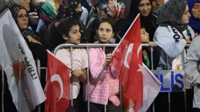 Cumhurbaşkanı Recep Tayyip Erdoğan, memleketi Rize’nin Güneysu ilçesinde kendisini karşılayan