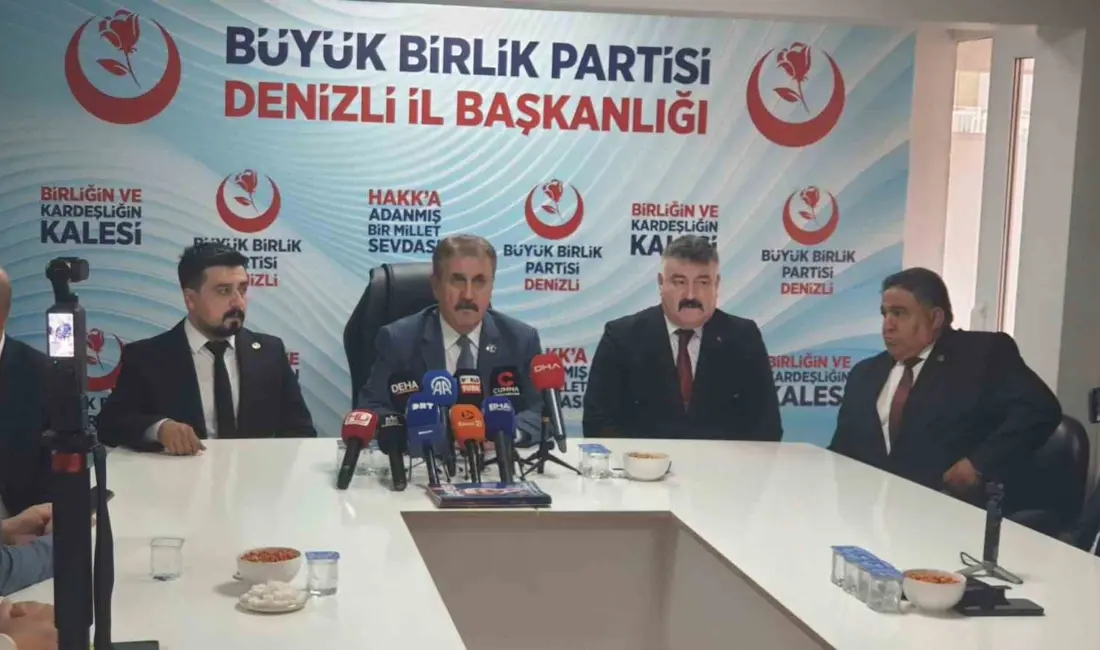 Denizli’de parti teşkilatıyla bir araya gelen Büyük Birlik Partisi (BBP)