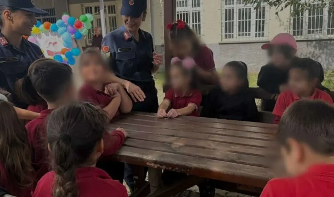 Düzce İl Jandarma Komutanlığı ekipleri, Uğurlu İlk ve Ortaokulu'nu ziyaret