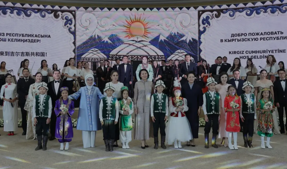 Emine Erdoğan, Kırgızistan'da lider eşleriyle birlikte etnik sergiyi gezdi ve
