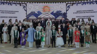Emine Erdoğan, Kırgızistan'da lider eşleriyle birlikte etnik sergiyi gezdi ve