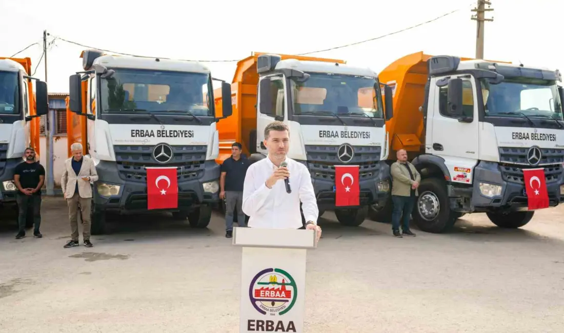 Erbaa Belediyesi, filosuna kattığı yeni araçları düzenlenen törenle hizmete aldı.