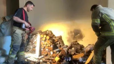 Bursa’da apartmanın garaj bölümünde bulunan odunların tutuşması sonucu çıkan yangın,