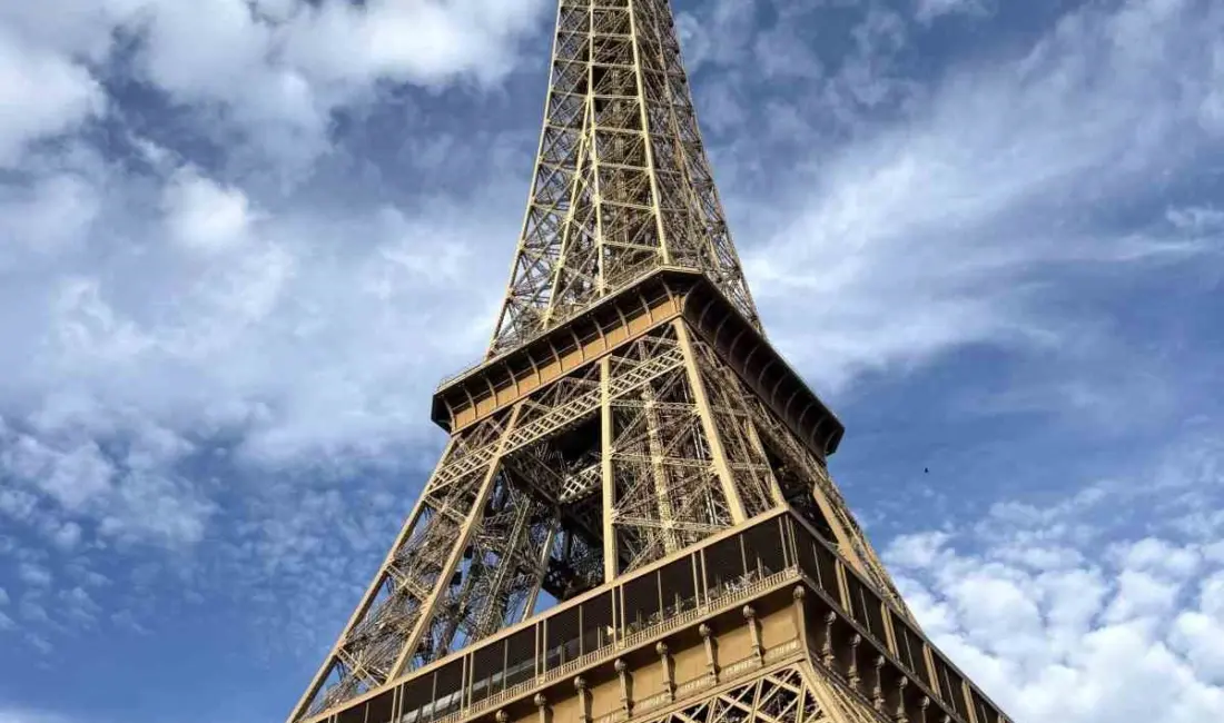 Fransa’nın başkenti Paris’te Hindu bir grubun ziyareti sırasında kadın çalışanların
