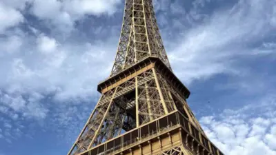 Fransa’nın başkenti Paris’te Hindu bir grubun ziyareti sırasında kadın çalışanların