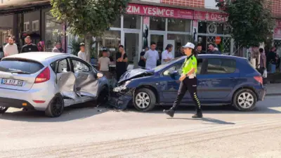 Bursa’nın İnegöl ilçesinde meydana gelen trafik kazasında iki otomobil çarpıştı.