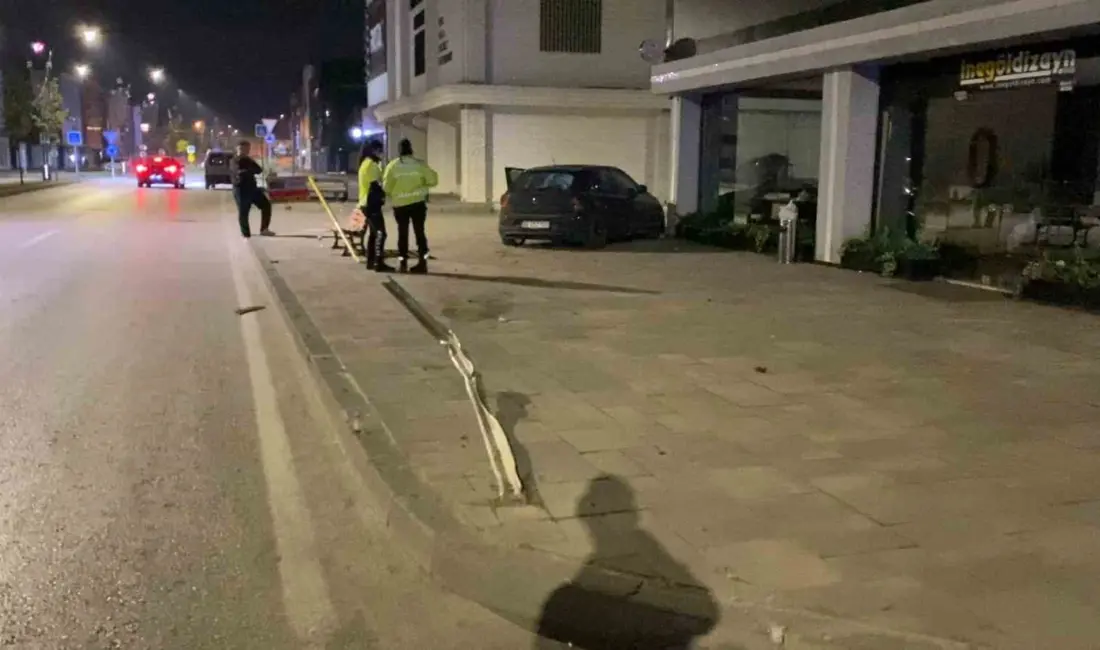 Bursa’nın İnegöl ilçesinde gece saatlerinde meydana gelen kazada kontrolden çıkan