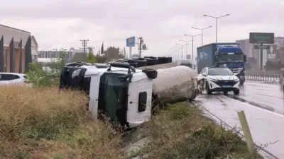 Bursa’nın İnegöl ilçesinde yağış nedeniyle kayganlaşan yolda kontrolden çıkan sıvı