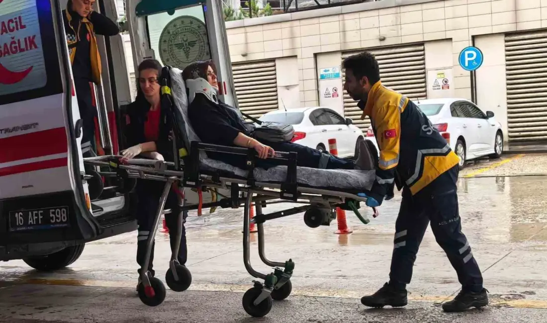 Bursa’nın İnegöl ilçesinde 3 otomobilin karıştığı zincirleme kazada 2 kişi