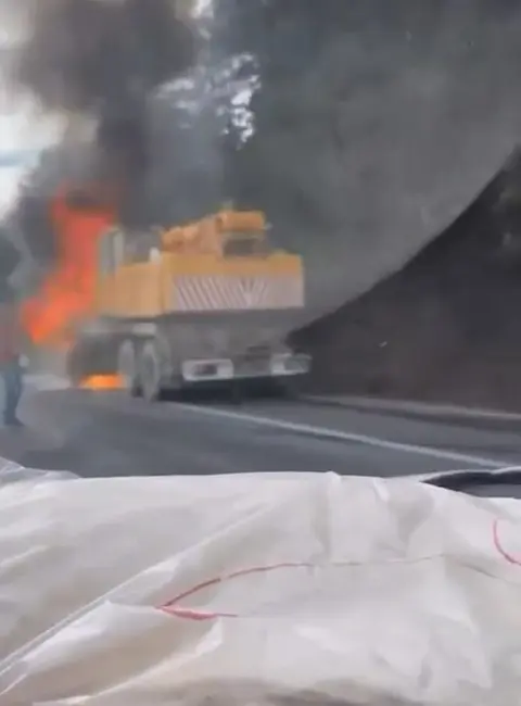Bursa’da seyir halindeki iş makinesi bir anda alev aldı. Emniyet