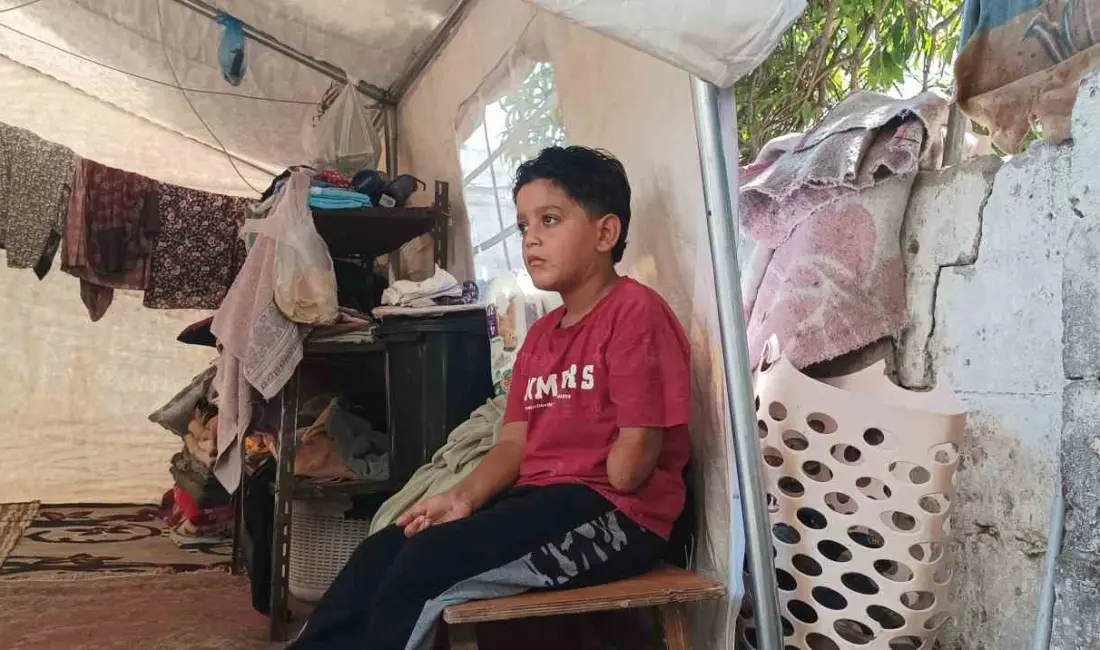 İsrail saldırısında ailesini ve sol kolunu kaybeden 7 yaşındaki Kinan