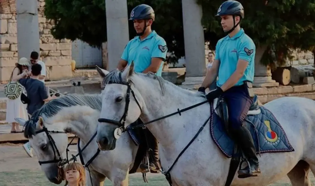 İzmir'de 12 ilçede göreve başlayan atlı jandarma birlikleri, turistik bölgeler