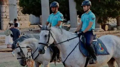 İzmir'de 12 ilçede göreve başlayan atlı jandarma birlikleri, turistik bölgeler