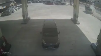 Bursa’da kontrolden çıkan kamyonet, tadilatta olan akaryakıt istasyonuna uçtu. Kazada
