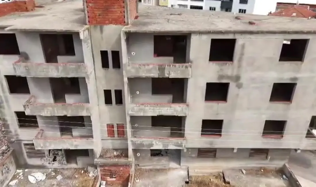 Bursa’nın Karacabey ilçesinde yaklaşık 30 yıldır inşaat halinde bekleyen ve