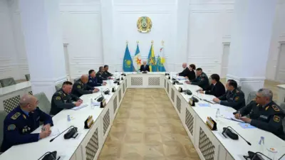 Kazakistan Cumhurbaşkanı Kasım Cömert Tokayev, Savunma Bakanlığı’nın üst düzey yöneticileriyle