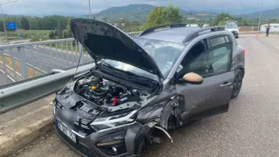 Bursa’nın İnegöl ilçesinde meydana gelen kazada kontrolden çıkan otomobil köprü