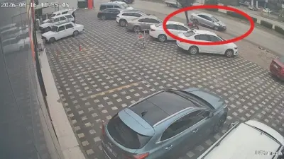 Bursa’nın İnegöl ilçesinde kontrolden çıkan otomobil, kamyonete ve park halindeki
