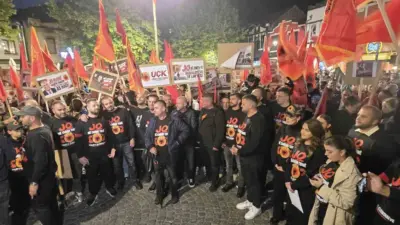 Kosova’nın birçok kentinde, Hollanda’nın Lahey kentindeki Kosova Özel Mahkemesi’nin eski