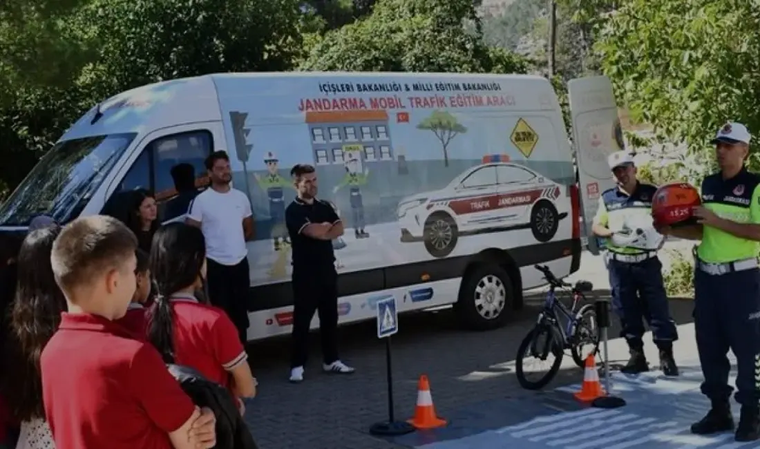 Muğla'nın Köyceğiz ilçesinde jandarma ekipleri, Trafik Dedektifleri Projesi kapsamında öğrencilere