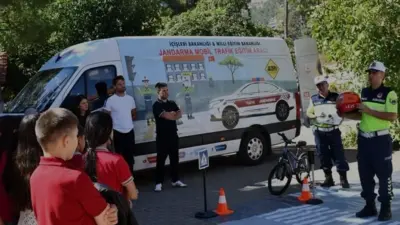 Muğla'nın Köyceğiz ilçesinde jandarma ekipleri, Trafik Dedektifleri Projesi kapsamında öğrencilere