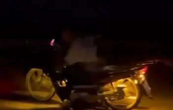 Bursa’da bir motosiklet sürücüsü, motosikletin üzerine yatarak seyretti. Korku dolu