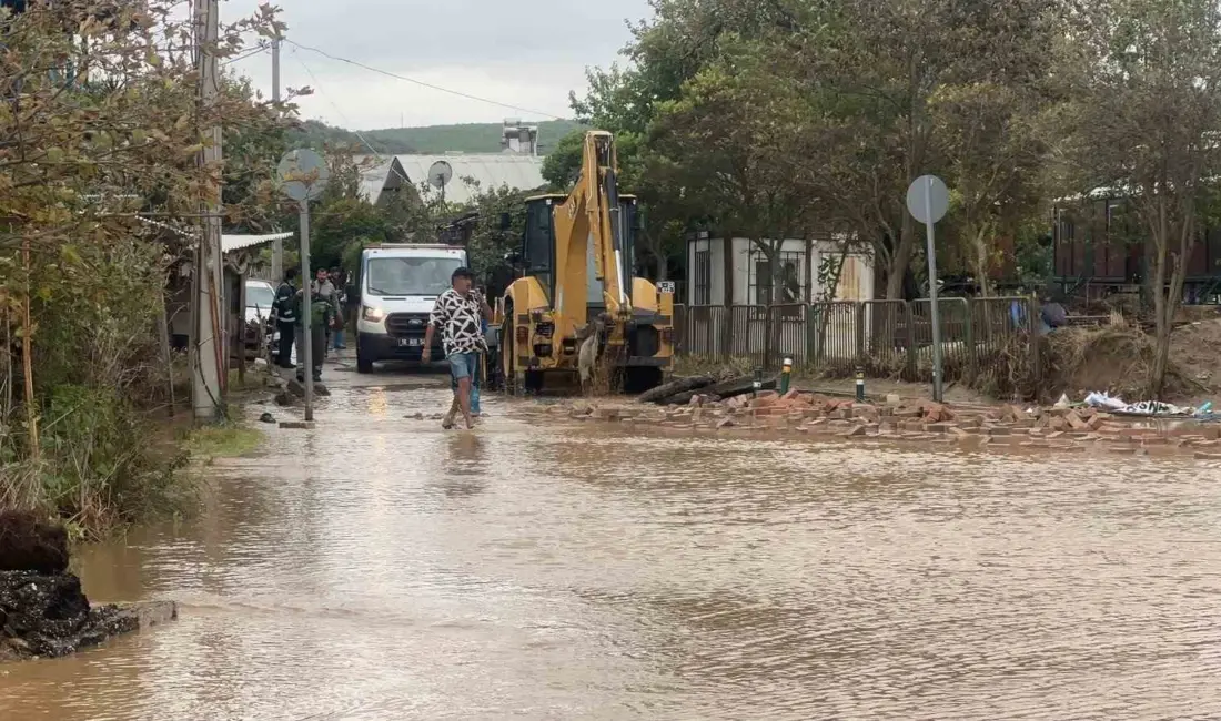 Bursa’nın Mudanya ilçesinde etkili olan sağanak yağış, hayatı olumsuz etkiledi.