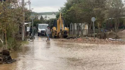 Bursa’nın Mudanya ilçesinde etkili olan sağanak yağış, hayatı olumsuz etkiledi.