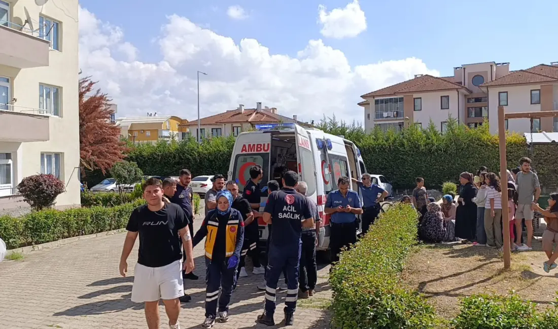 Bursa’nın İnegöl ilçesinde bir apartman dairesinin mutfağında çıkan yangın paniğe