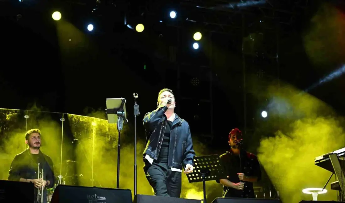 Ünlü şarkıcı Oğuzhan Koç, Edirne’de düzenlenen konserde, izleyicilerin bulunduğu alanda
