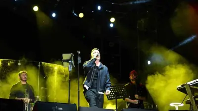 Ünlü şarkıcı Oğuzhan Koç, Edirne’de düzenlenen konserde, izleyicilerin bulunduğu alanda