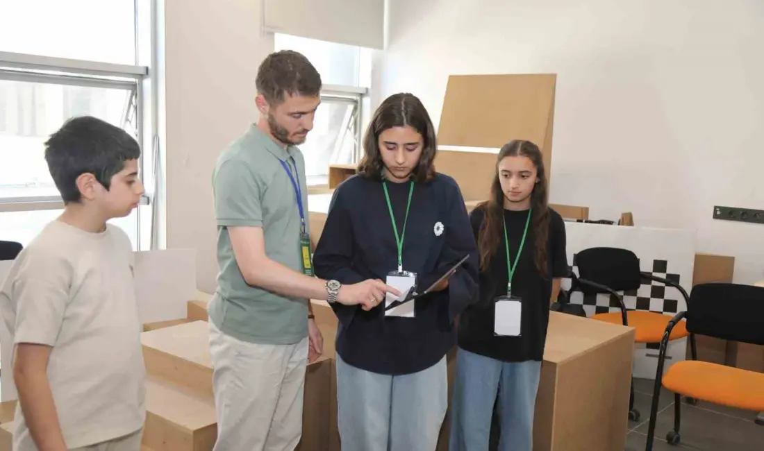 Ortaokul ve lise öğrencileri, Bursa Teknik Üniversitesinde (BTÜ) robot köpeklerden