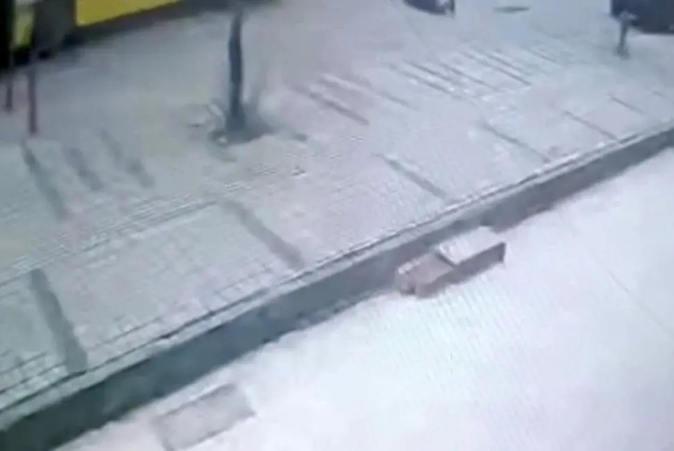 Bursa’nın İnegöl ilçesinde özel halk otobüsünün çarpması sonucu ağır yaralanan