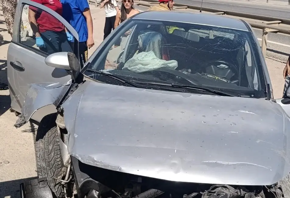 Bursa’nın Orhangazi ilçesinde kontrolden çıkan otomobil, savrularak bariyerleri aştı ve